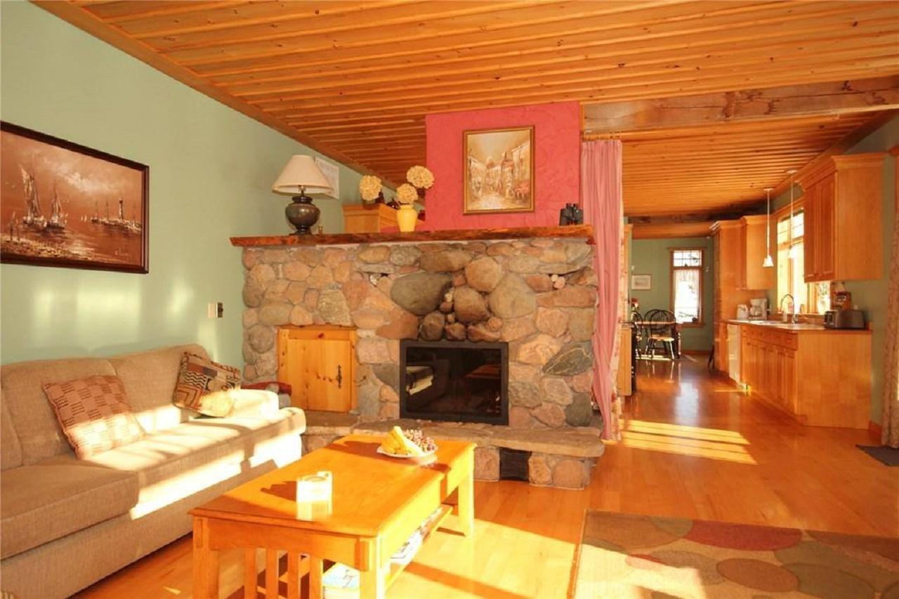 Rock Hill Bed & Breakfast Sharbot Lake ภายนอก รูปภาพ