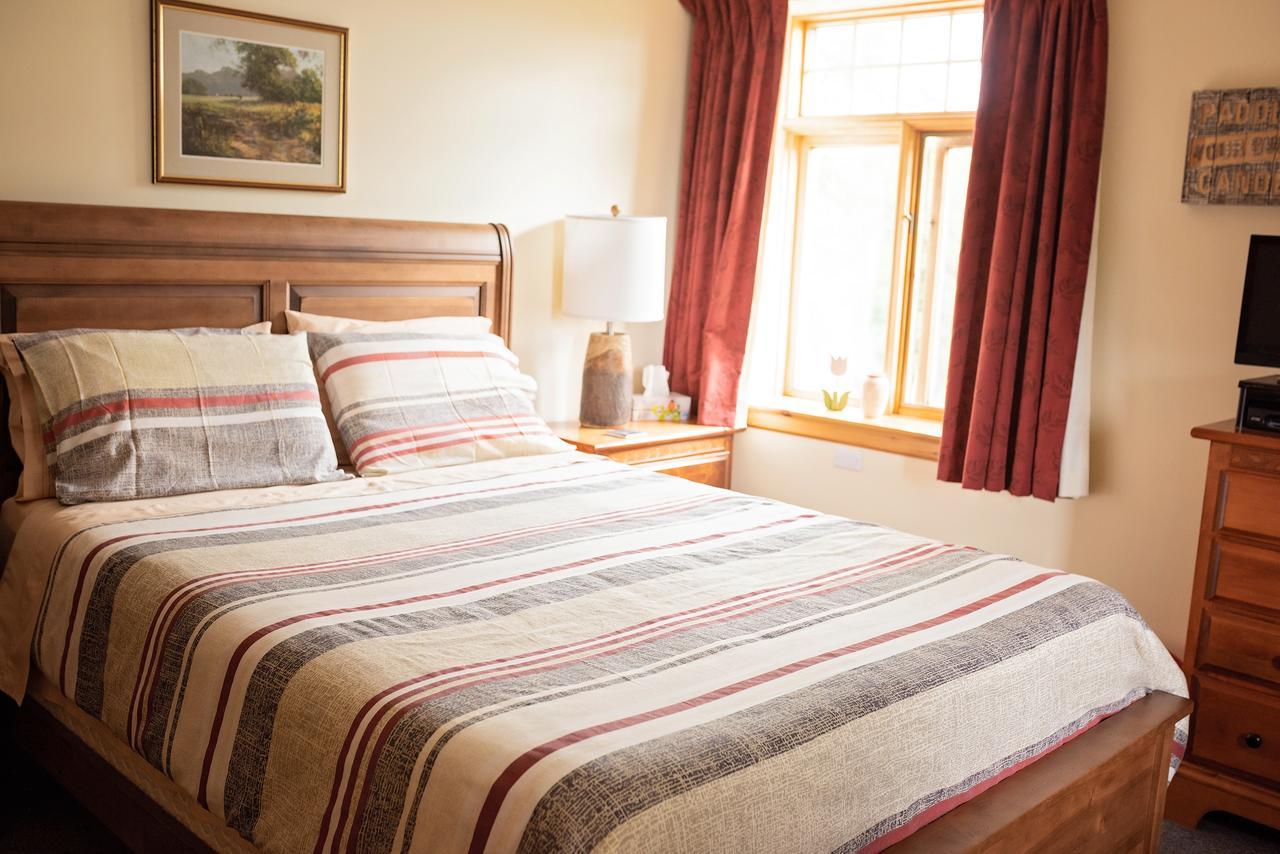 Rock Hill Bed & Breakfast Sharbot Lake ภายนอก รูปภาพ